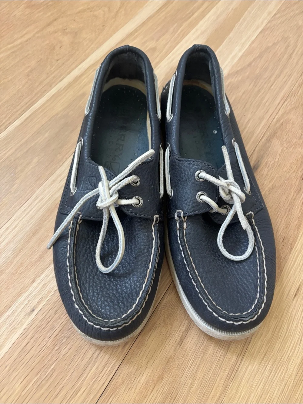 Sperry Men's Navy Leather Boat Shoes with Contrasting Laces